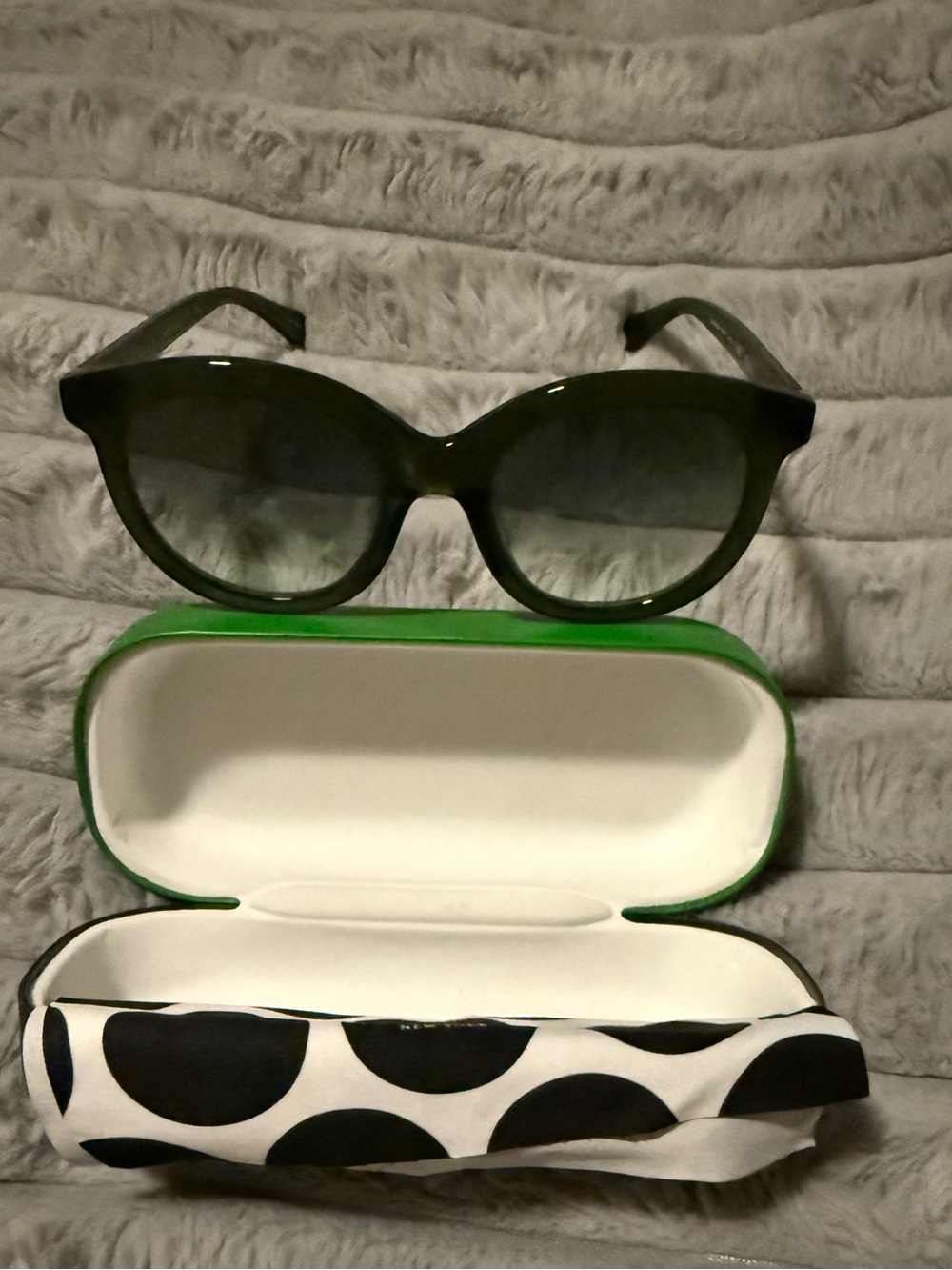 kate spade olive green sunglasses with polka dot pouch - Picture 5 of 5